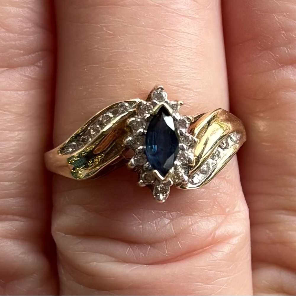 ☀️SALE PRICE!☀️10k YG Sapphire & Diamond Ring